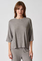 Vorderansicht von einem Damen-Model, das HU taupe grey melange modal/viskose/tencel Shirt kurzarm trägt