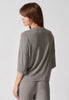 Rückansicht von einem Damen-Model, das HU taupe grey melange modal/viskose/tencel Shirt kurzarm trägt