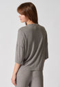 Rückansicht von einem Damen-Model, das HU taupe grey melange modal/viskose/tencel Shirt kurzarm trägt