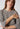 Nahaufnahme von einem Damen-Model, das HU taupe grey melange modal/viskose/tencel Shirt kurzarm trägt