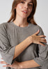 Nahaufnahme von einem Damen-Model, das HU taupe grey melange modal/viskose/tencel Shirt kurzarm trägt