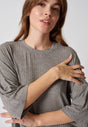 Nahaufnahme von einem Damen-Model, das HU taupe grey melange modal/viskose/tencel Shirt kurzarm trägt