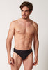 Vorderansicht von einem Herren-Model, das HU black baumwolle Slip Doppelpack trägt