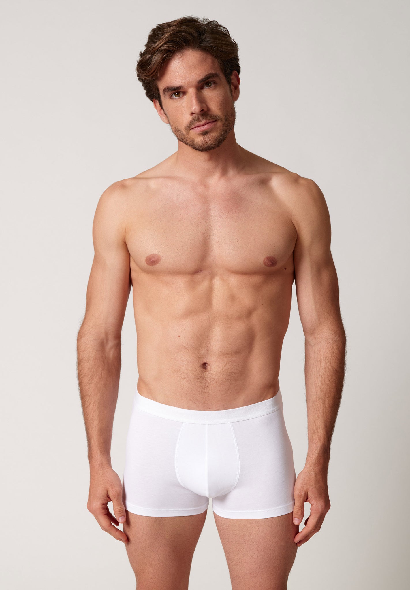 Vorderansicht von einem Herren-Model, das HU white baumwolle Pants Doppelpack trägt