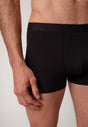 Nahaufnahme von einem Herren-Model, das HU black baumwolle Pants Doppelpack trägt