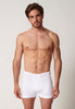Vorderansicht von einem Herren-Model, das HU white baumwolle Pant kurz mit Eingriff Doppelpack trägt