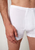Nahaufnahme von einem Herren-Model, das HU white baumwolle Pant kurz mit Eingriff Doppelpack trägt
