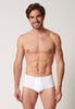 Vorderansicht von einem Herren-Model, das HU white baumwolle Slip mit Eingriff Doppelpack trägt