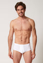 Vorderansicht von einem Herren-Model, das HU white baumwolle Slip mit Eingriff Doppelpack trägt