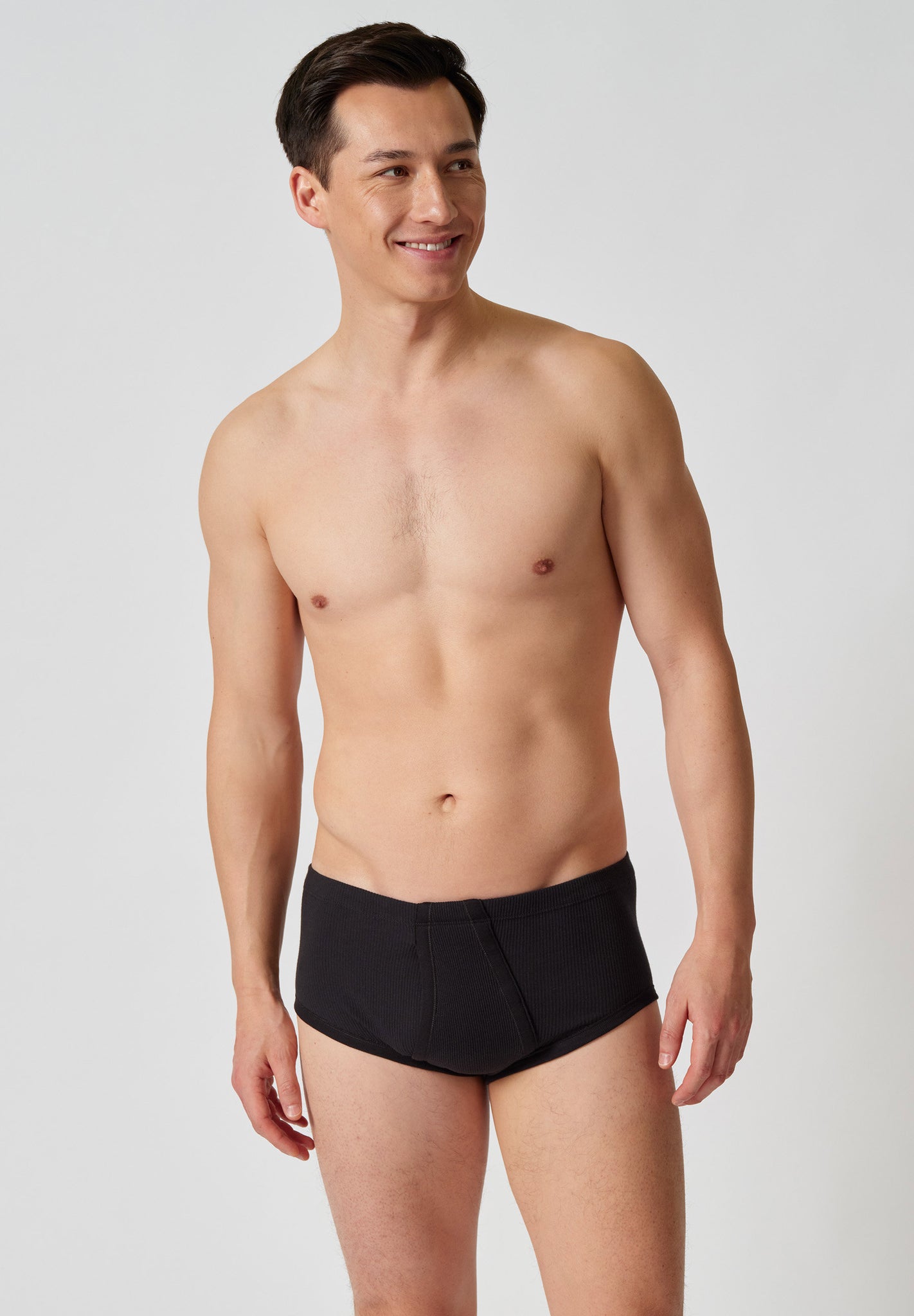 Vorderansicht von einem Herren-Model, das HU black baumwolle Slip mit Eingriff Doppelpack trägt