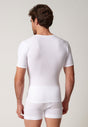 Rückansicht von einem Herren-Model, das HU white baumwolle Shirt kurzarm Doppelpack trägt