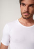 Nahaufnahme von einem Herren-Model, das HU white baumwolle Shirt kurzarm Doppelpack trägt