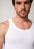 Nahaufnahme von einem Herren-Model, das HU white baumwolle Tanktop Doppelpack trägt