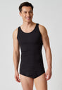 Vorderansicht von einem Herren-Model, das HU black baumwolle Tanktop Doppelpack trägt