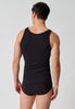 Rückansicht von einem Herren-Model, das HU black baumwolle Tanktop Doppelpack trägt