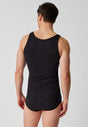 Rückansicht von einem Herren-Model, das HU black baumwolle Tanktop Doppelpack trägt