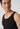 Nahaufnahme von einem Herren-Model, das HU black baumwolle Tanktop Doppelpack trägt