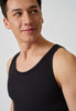 Nahaufnahme von einem Herren-Model, das HU black baumwolle Tanktop Doppelpack trägt