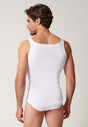 Rückansicht von einem Herren-Model, das HU white baumwolle Tanktop Doppelpack trägt