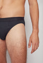 Nahaufnahme von einem Herren-Model, das HU black baumwolle Slip Doppelpack trägt