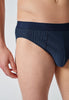 Nahaufnahme von einem Herren-Model, das HU blue pinstripe selection baumwolle Slip Doppelpack trägt