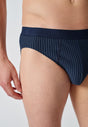 Nahaufnahme von einem Herren-Model, das HU blue pinstripe selection baumwolle Slip Doppelpack trägt