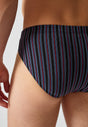 Nahaufnahme von einem Herren-Model, das HU black stripes selection baumwolle Slip Doppelpack trägt