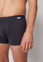 Nahaufnahme von einem Herren-Model, das HU black baumwolle Pants Doppelpack trägt