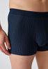 Nahaufnahme von einem Herren-Model, das HU blue pinstripe selection baumwolle Pants Doppelpack trägt