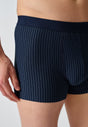 Nahaufnahme von einem Herren-Model, das HU blue pinstripe selection baumwolle Pants Doppelpack trägt