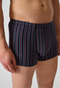 Nahaufnahme von einem Herren-Model, das HU black stripes selection baumwolle Pants Doppelpack trägt