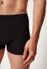 Nahaufnahme von einem Herren-Model, das HU black baumwolle Pants 3er Pack trägt