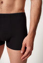 Nahaufnahme von einem Herren-Model, das HU black baumwolle Pants 3er Pack trägt
