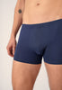 Nahaufnahme von einem Herren-Model, das HU blue-black selection baumwolle Pants 3er Pack trägt