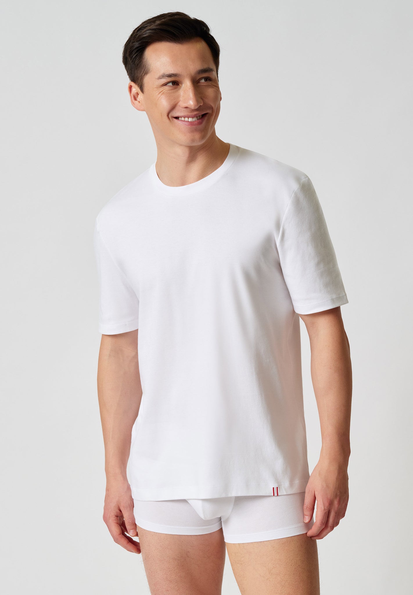 Vorderansicht von einem Herren-Model, das HU white baumwolle Shirt kurzarm trägt