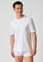 Vorderansicht von einem Herren-Model, das HU white baumwolle Shirt kurzarm trägt