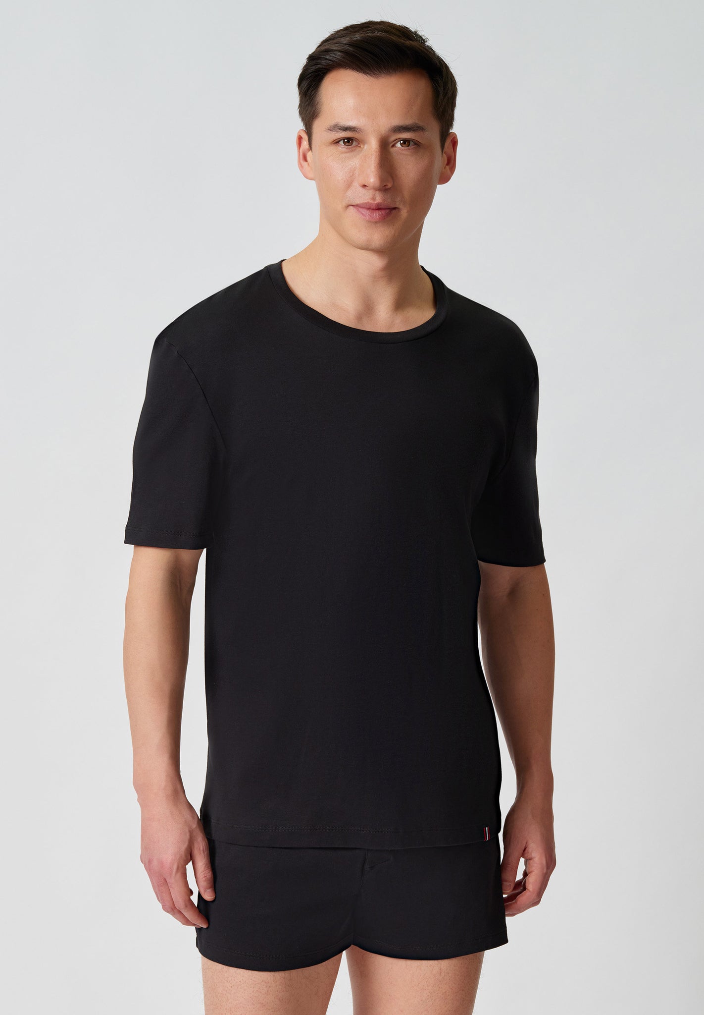 Vorderansicht von einem Herren-Model, das HU black baumwolle Shirt kurzarm trägt