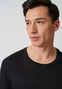 Nahaufnahme von einem Herren-Model, das HU black baumwolle Shirt kurzarm trägt