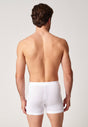 Rückansicht von einem Herren-Model, das HU white baumwolle Pants mit Eingriff trägt