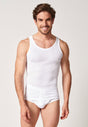 Vorderansicht von einem Herren-Model, das HU white baumwolle Tanktop trägt