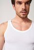 Nahaufnahme von einem Herren-Model, das HU white baumwolle Tanktop trägt