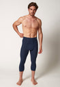 Vorderansicht von einem Herren-Model, das HU navy baumwolle Pants 3/4 lang mit Eingriff trägt