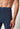 Nahaufnahme von einem Herren-Model, das HU navy baumwolle Pants 3/4 lang mit Eingriff trägt