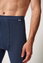Nahaufnahme von einem Herren-Model, das HU navy baumwolle Pants 3/4 lang mit Eingriff trägt