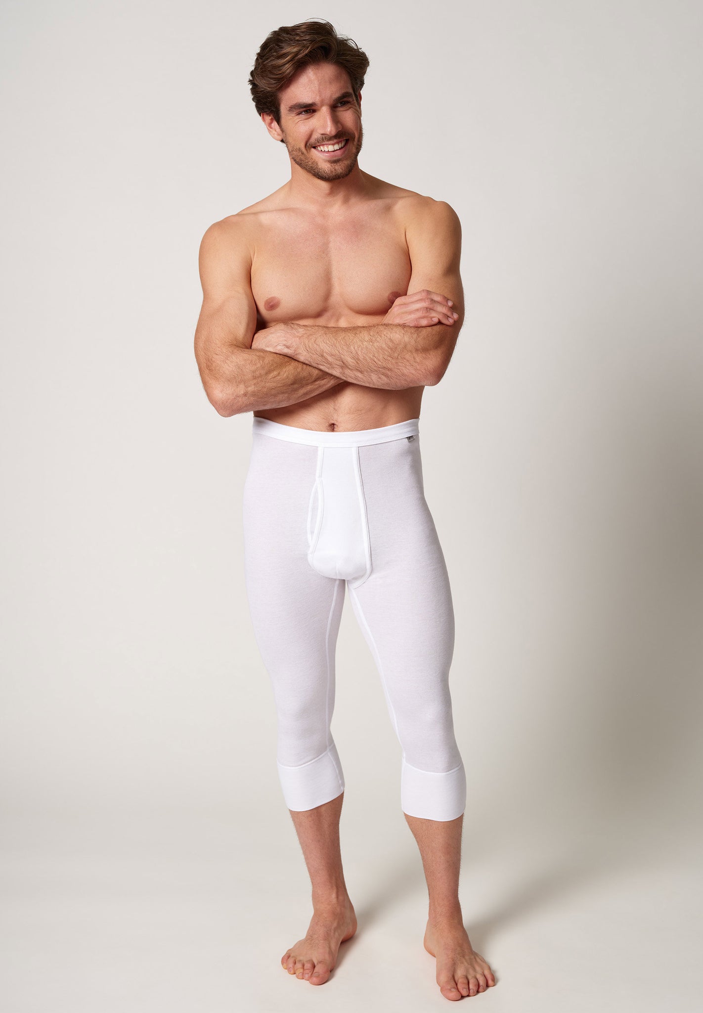 Vorderansicht von einem Herren-Model, das HU white baumwolle Pants 3/4 lang mit Eingriff trägt