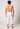 Rückansicht von einem Herren-Model, das HU white baumwolle Pants 3/4 lang mit Eingriff trägt