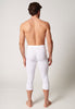 Rückansicht von einem Herren-Model, das HU white baumwolle Pants 3/4 lang mit Eingriff trägt