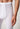 Nahaufnahme von einem Herren-Model, das HU white baumwolle Pants 3/4 lang mit Eingriff trägt