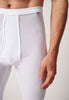 Nahaufnahme von einem Herren-Model, das HU white baumwolle Pants 3/4 lang mit Eingriff trägt