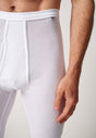 Nahaufnahme von einem Herren-Model, das HU white baumwolle Pants 3/4 lang mit Eingriff trägt